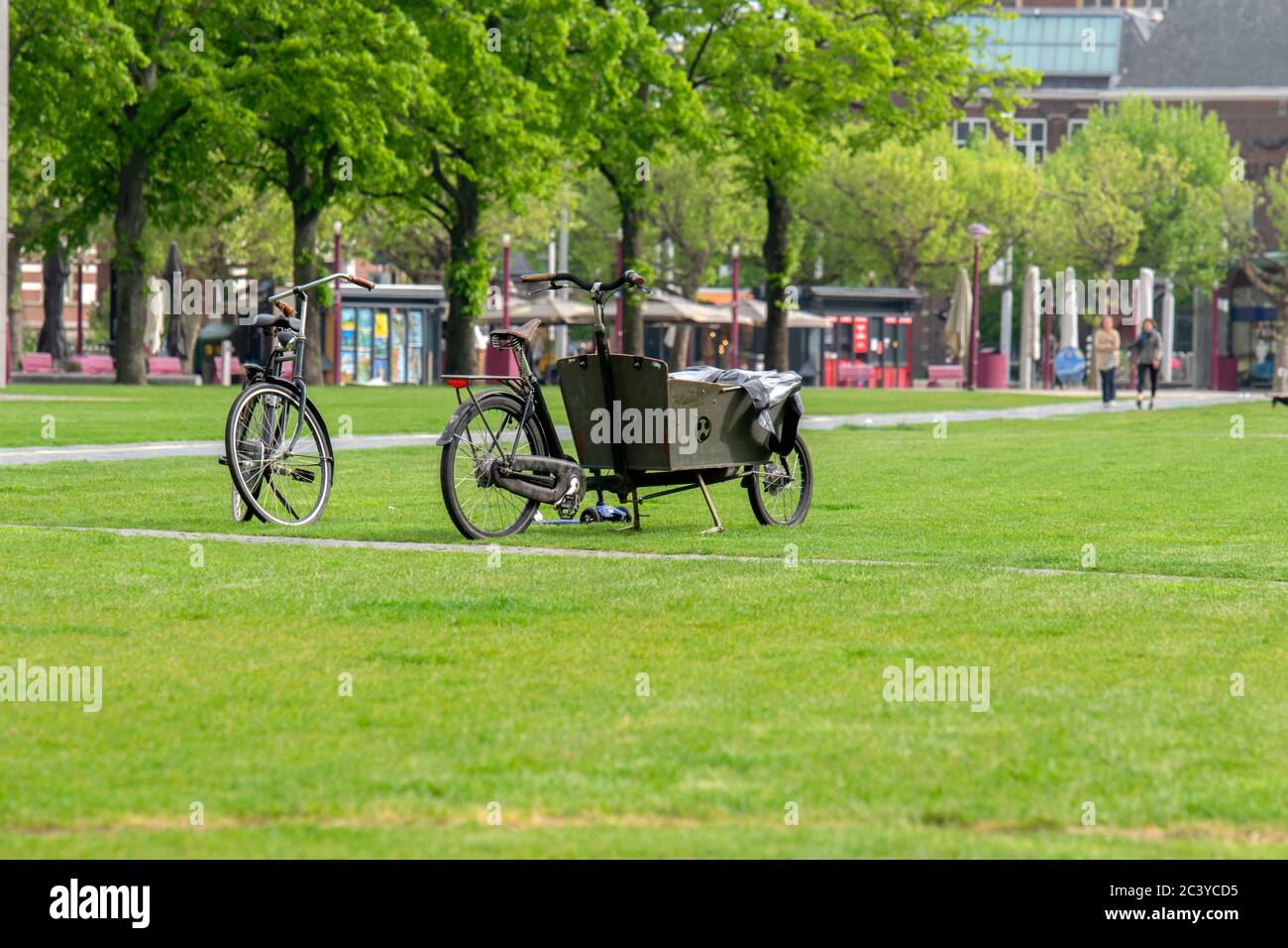 Primo piano su UNA bici da cargo presso la Museumplein Square Amsterdam Olanda 2-5-2020 Foto Stock