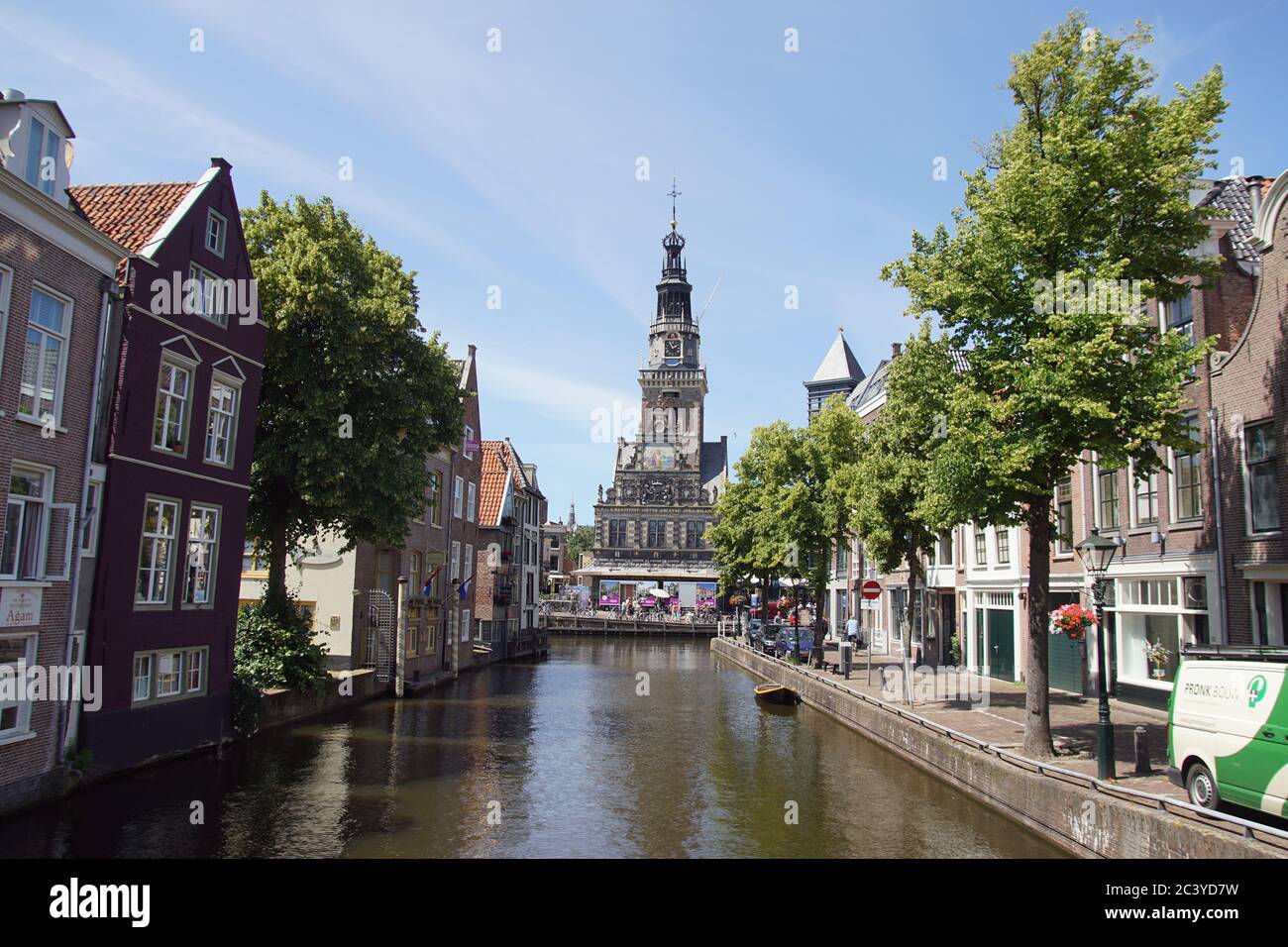 De Waag (casa di pesatura) a piazza Waagplein a Alkmaar, Paesi Bassi. Visto da Luttik Oudorp canal. Foto Stock