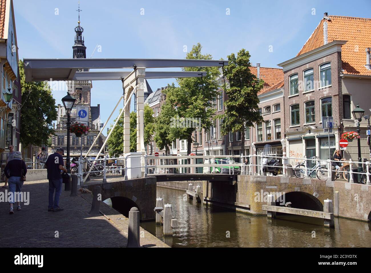 De Waag (casa di pesatura) in piazza Waagplein ad Alkmaar e un ponte levatoio (Kuipersbrug). Paesi Bassi. Visto dal canale di Luttik Oudorp. Foto Stock