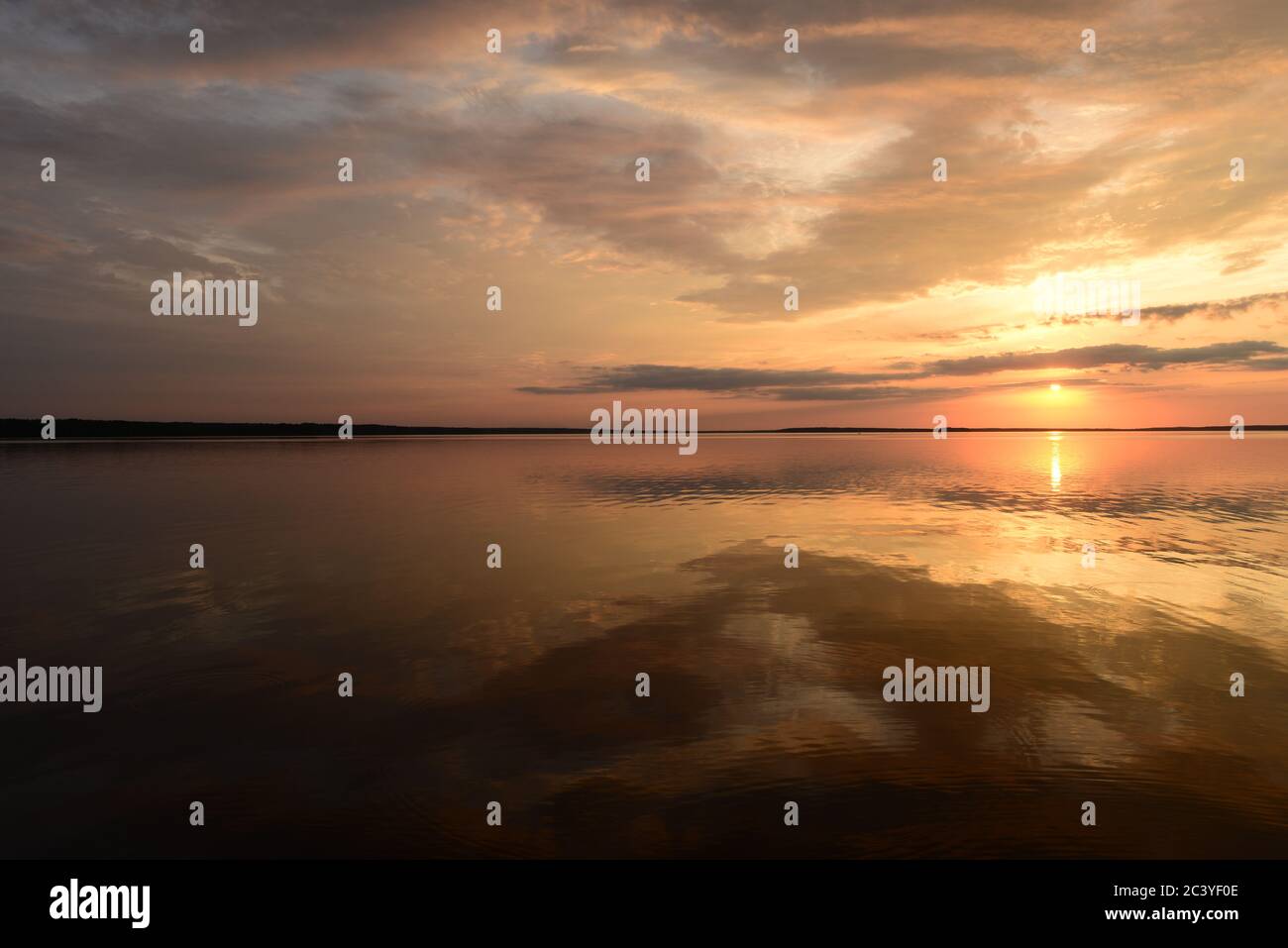 Fascio di sole sul lago d'acqua specchio al tramonto Foto Stock