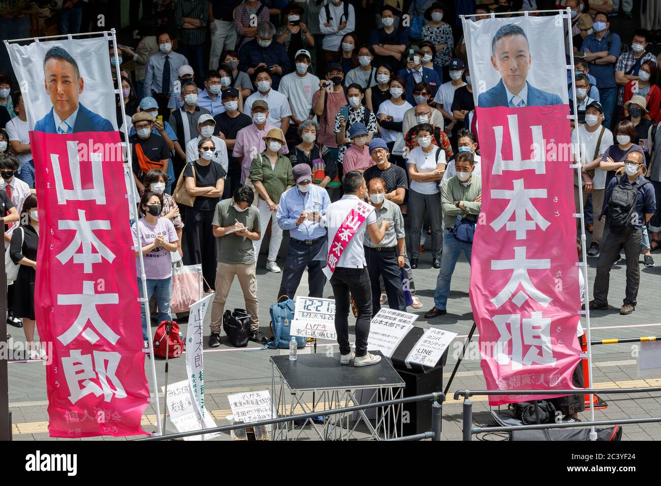 Tokyo, Giappone. 23 Giugno 2020. Candidata Taro Yamamoto per le elezioni gubernatorial di Tokyo fuori dalla stazione Futako-Tamagawa. Yamamoto, ex attore e leader del partito politico Reiwa Shinsengumi, si è impegnato a cancellare i Giochi Olimpici e Paralimpici di Tokyo 2020 per risparmiare denaro se è eletto Governatore di Tokyo il mese prossimo. Le elezioni gubernatorial di Tokyo si terranno il 5 luglio. Credit: Rodrigo Reyes Marin/ZUMA Wire/Alamy Live News Foto Stock