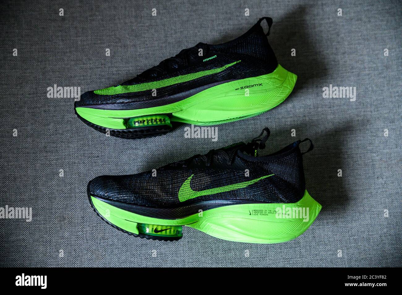 ROMA, ITALIA, GIUGNO 23. 2020: Scarpe da running Nike ALPHAFLY NEXT%. Controversa scarpa da maratona verde, nera. Dettaglio su Air Zoomx Foam, Air zoom Foto Stock
