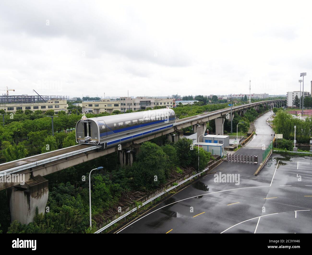 (200623) -- PECHINO, 23 giugno 2020 (Xinhua) -- UN prototipo di treno a levitazione magnetica prodotto dalla CRRC Qingdao Sifang Co. Viene raffigurato durante una prova su una linea di prova maglev nella Shanghai della Cina orientale, 21 giugno 2020. I controlli delle prestazioni del prototipo di treno a levitazione magnetica della Cina, sviluppato internamente, con una velocità massima di 600 km all'ora, sono iniziati a Shanghai domenica. Il prototipo di collaudo, che ha una sola vettura, può controllare e ottimizzare le tecnologie chiave e i componenti del sistema di base del sistema ad alta velocità maglev e gettare una base tecnologica per il futuro progetto di progettazione Foto Stock