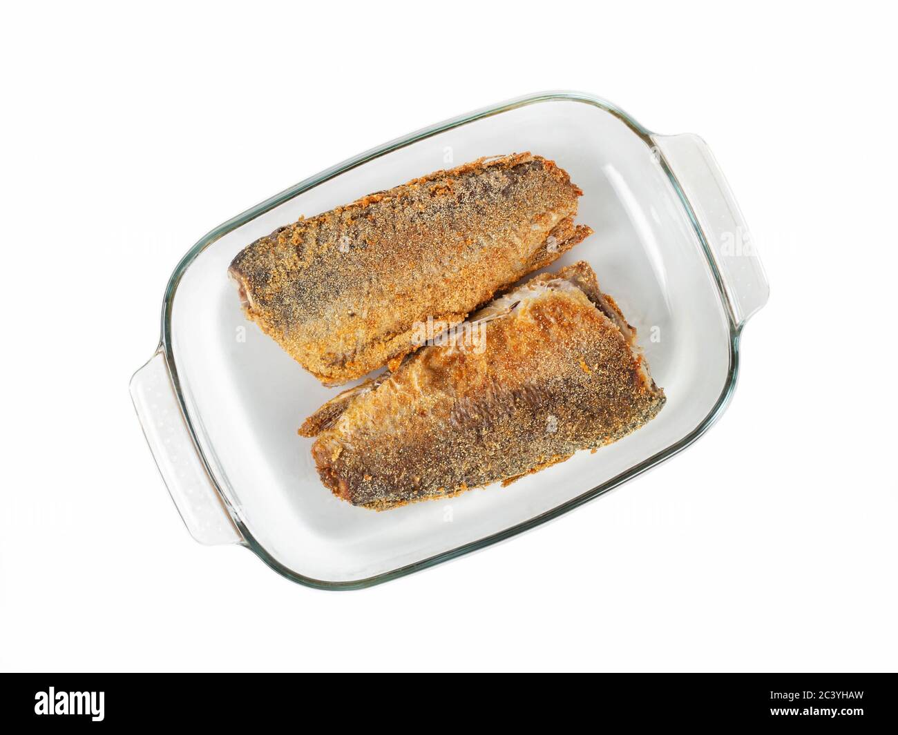 Due carcasse di pesce senza testa fritte in panatura giacciono in una ciotola di vetro. Isolato su sfondo bianco. Vista dall'alto Foto Stock