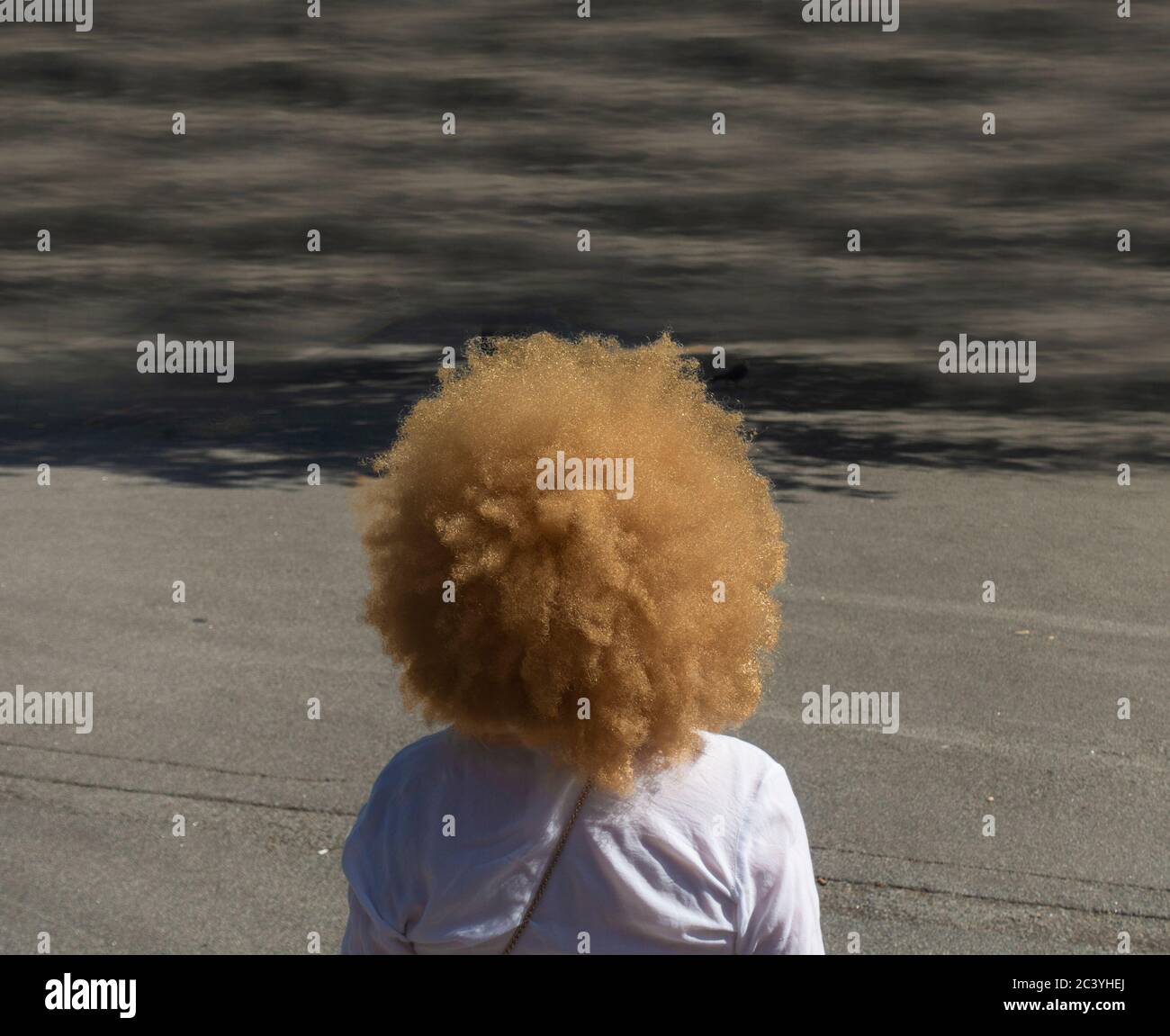 Donna nera in strada Foto Stock