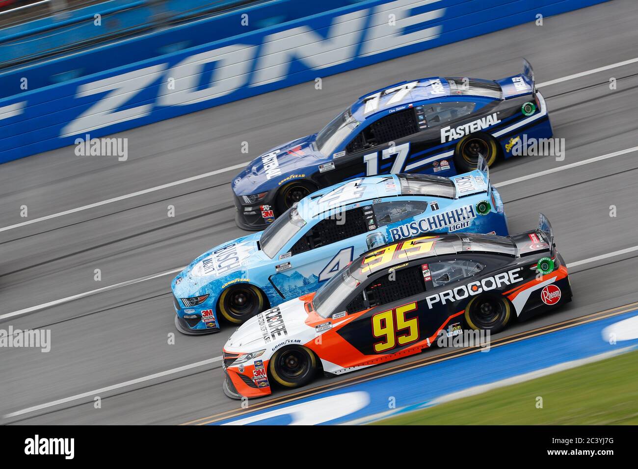 Lincoln, Alabama, Stati Uniti. 22 Giugno 2020. Christopher Bell (95) corre giù il dogleg durante il GEICO 500 alla Talladega Superspeedway a Lincoln, Alabama. Credit: Stefano A. Arce/ASP/ZUMA Wire/Alamy Live News Foto Stock