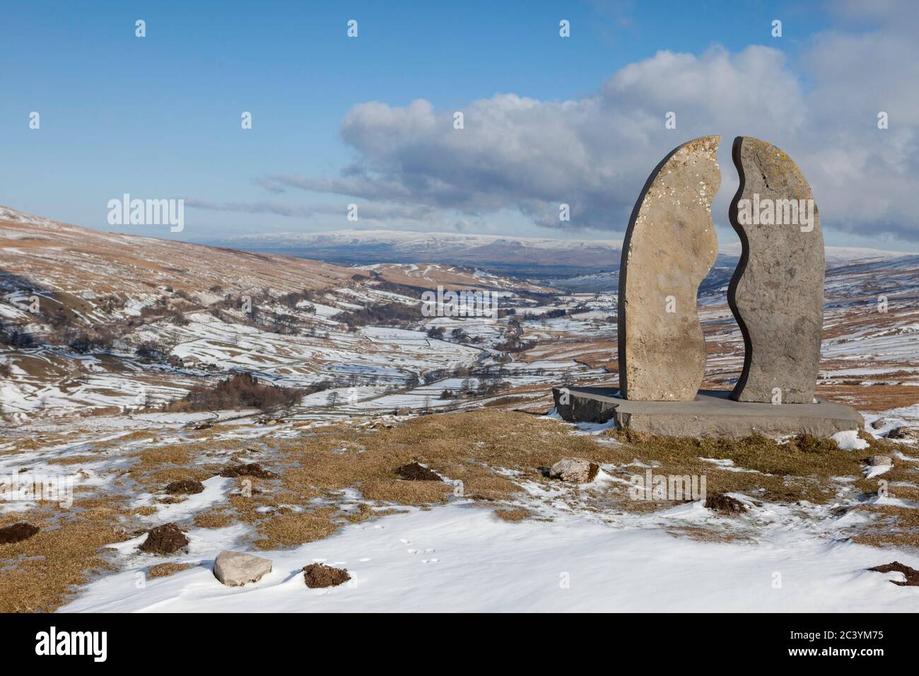 Una vista invernale innevata del 'Water Cut', una scultura in pietra di Mary Bourne, alta sul lato della valle di Mallerstang nel Parco Nazionale delle Valli dello Yorkshire Foto Stock