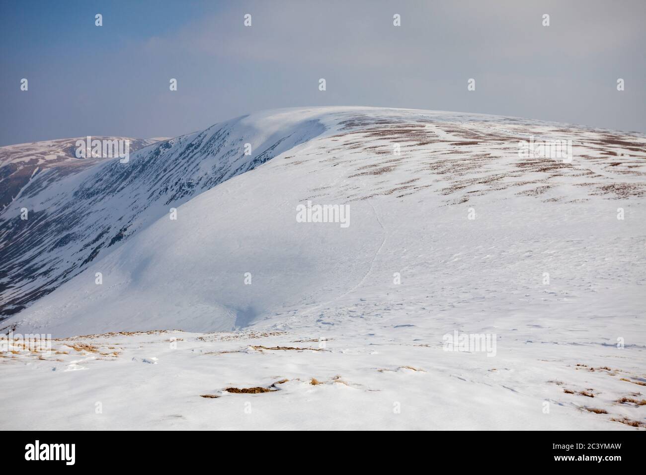 Vista invernale sulla cima della cima di High Street nel distretto dei laghi inglesi da Thornthwaite Crag Foto Stock