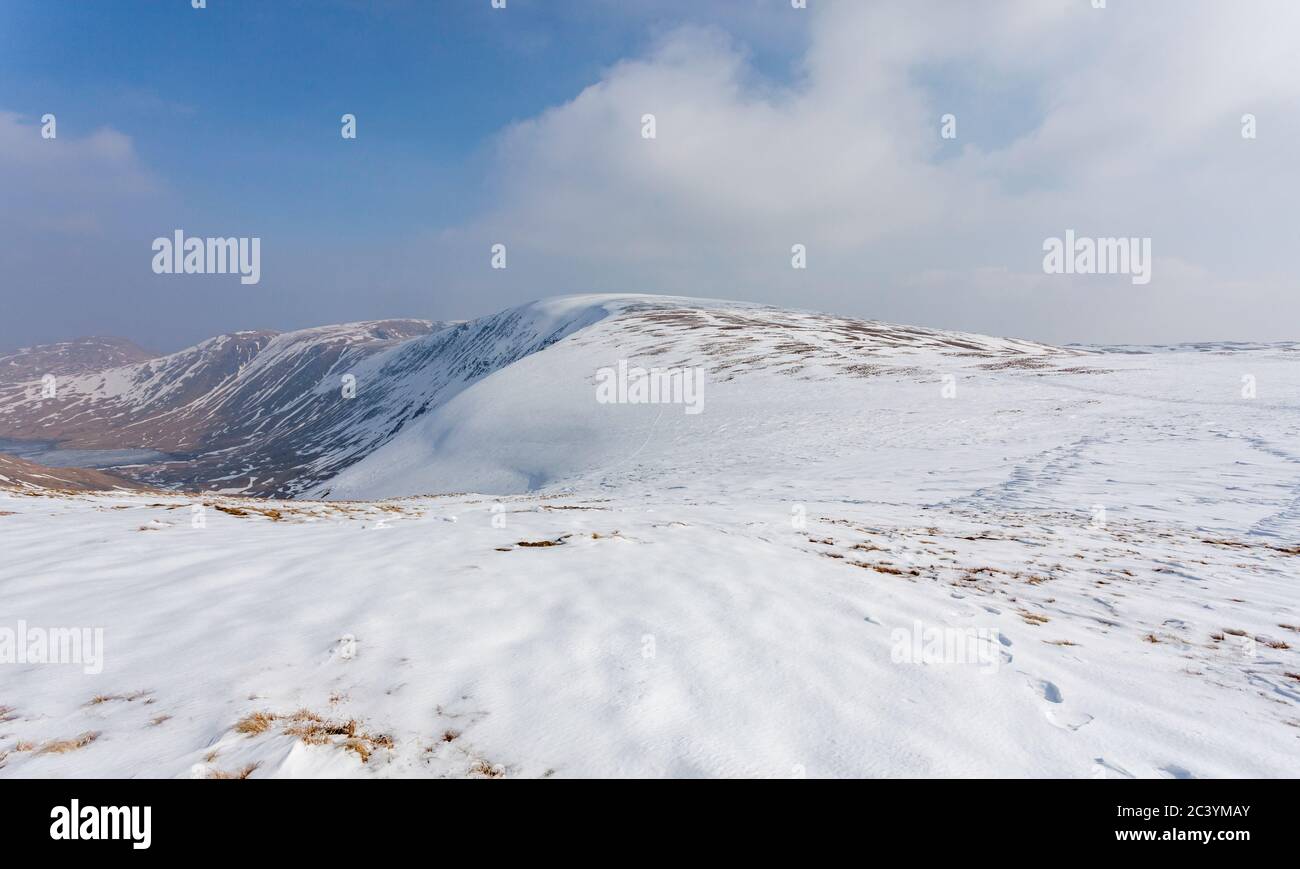 Vista invernale sulla cima della cima di High Street nel distretto dei laghi inglesi da Thornthwaite Crag Foto Stock