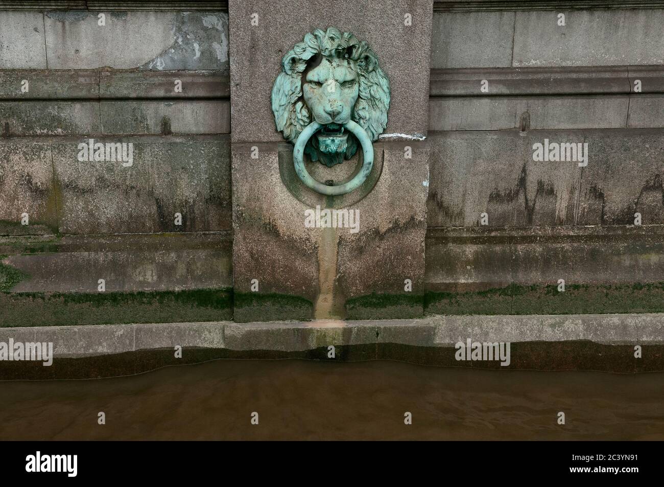 Una fotografia di uno dei leoni Head Moorings sull'argine del Tamigi, Londra, Regno Unito Foto Stock
