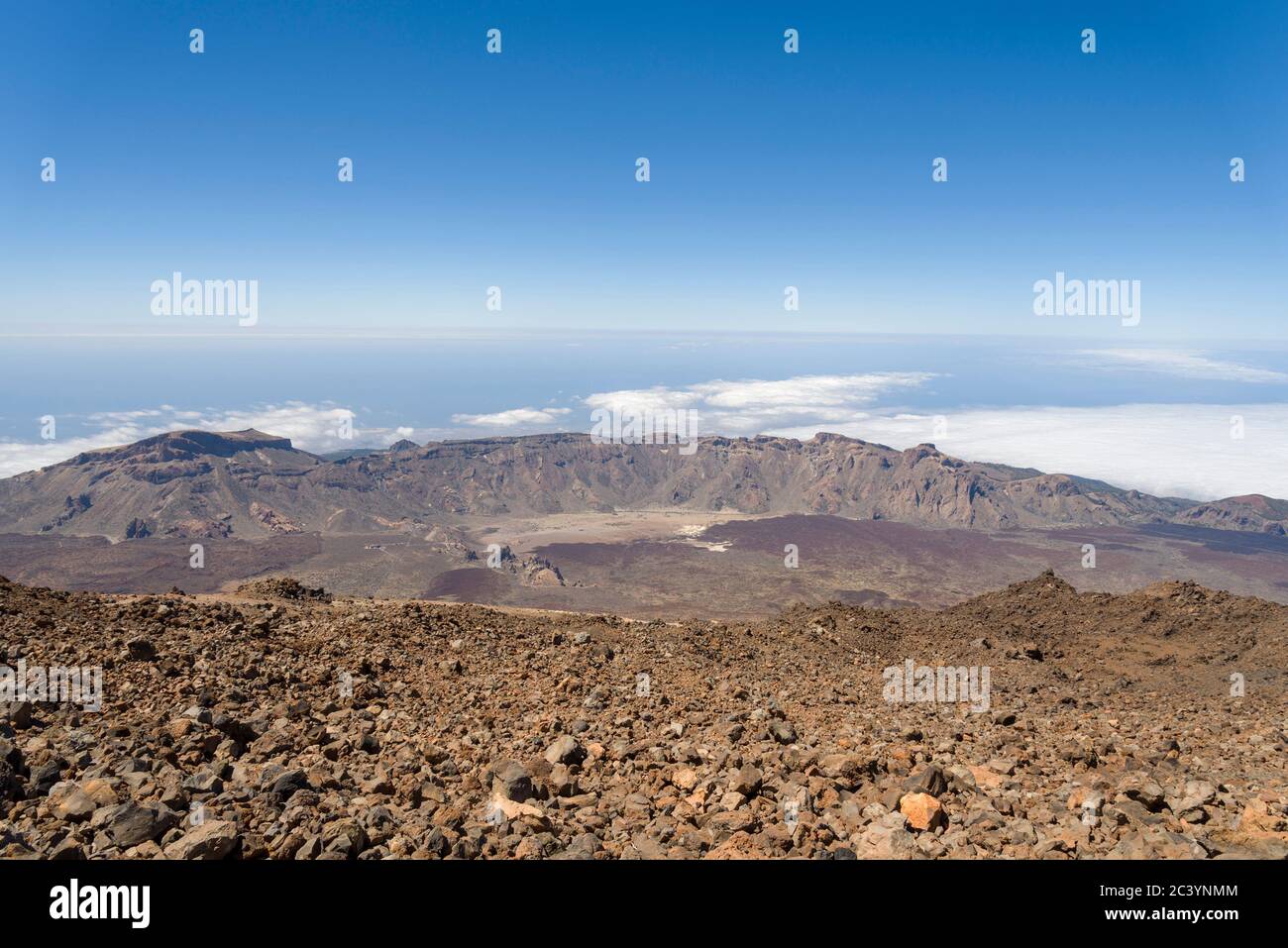 Vista dal vulcano Teide Las Canadas Caldera con lava solidificata. Parco nazionale Teide paesaggio montano sopra le nuvole. Tenerife, Isole Canarie, S. Foto Stock