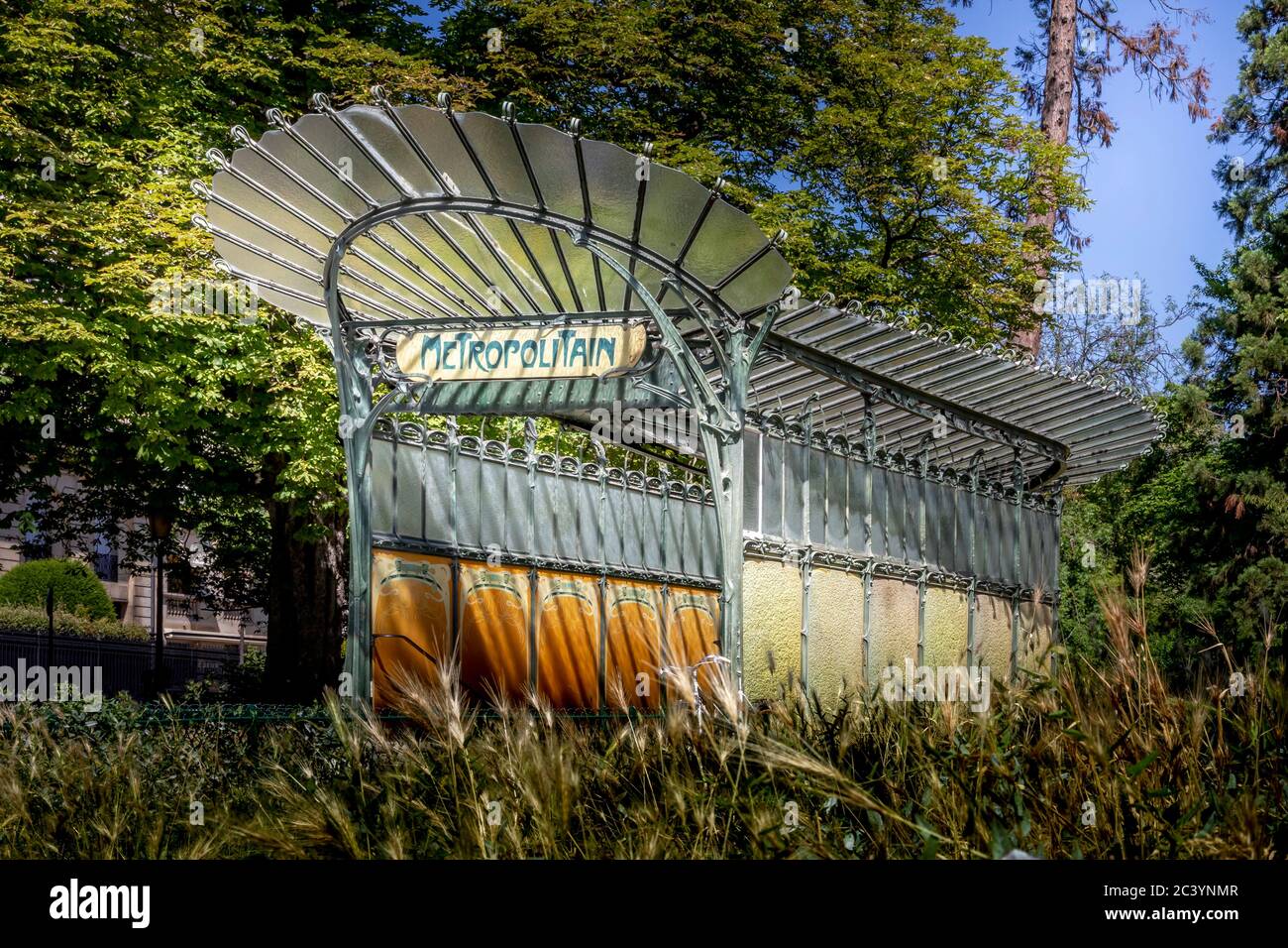 Parigi, Francia - 22 giugno 2020: Ingresso della metropolitana costruito un secolo fa dall'architetto art nouveau Hector Guimard. E' una famosa stazione della metropolitana a Parigi, porto Foto Stock