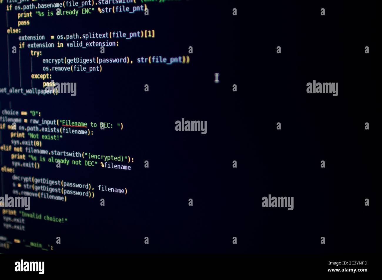 Codice sorgente del virus. Codice sorgente di script dannoso che crittografa i file sul pc della vittima. Code line di importanti software per la cybersicurezza Foto Stock