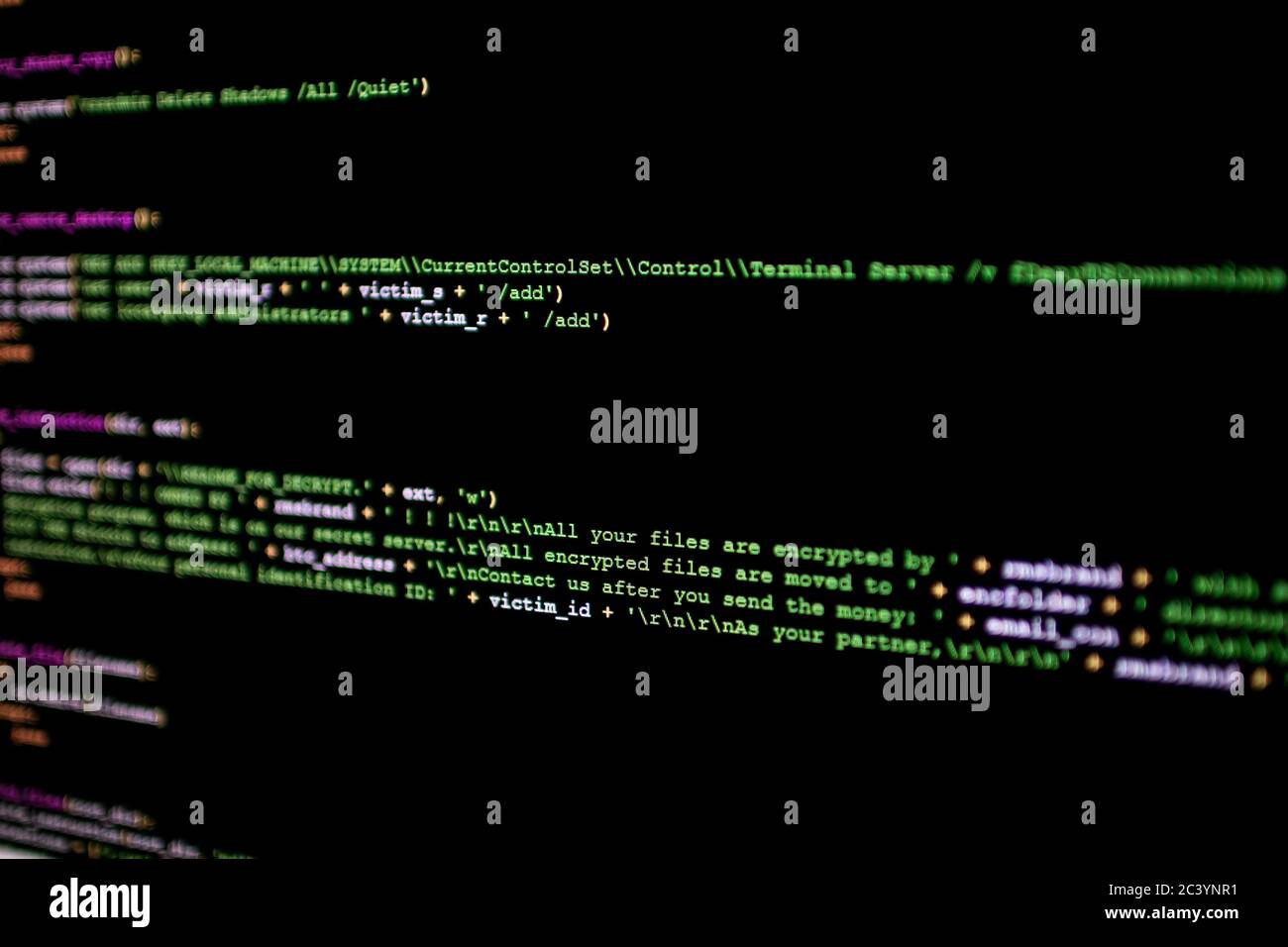 Codice sorgente ransomware. Codice sorgente di script dannoso che crittografa i file sul pc della vittima. Code line di importanti software per la cybersicurezza Foto Stock