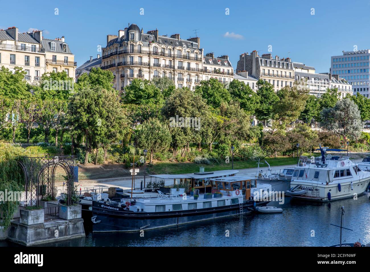 Parigi, Francia - 19 maggio 2020: Vista panoramica dell'arsenale di Port de Paris con case galleggianti e navi vicino a Place de la Bastille Foto Stock