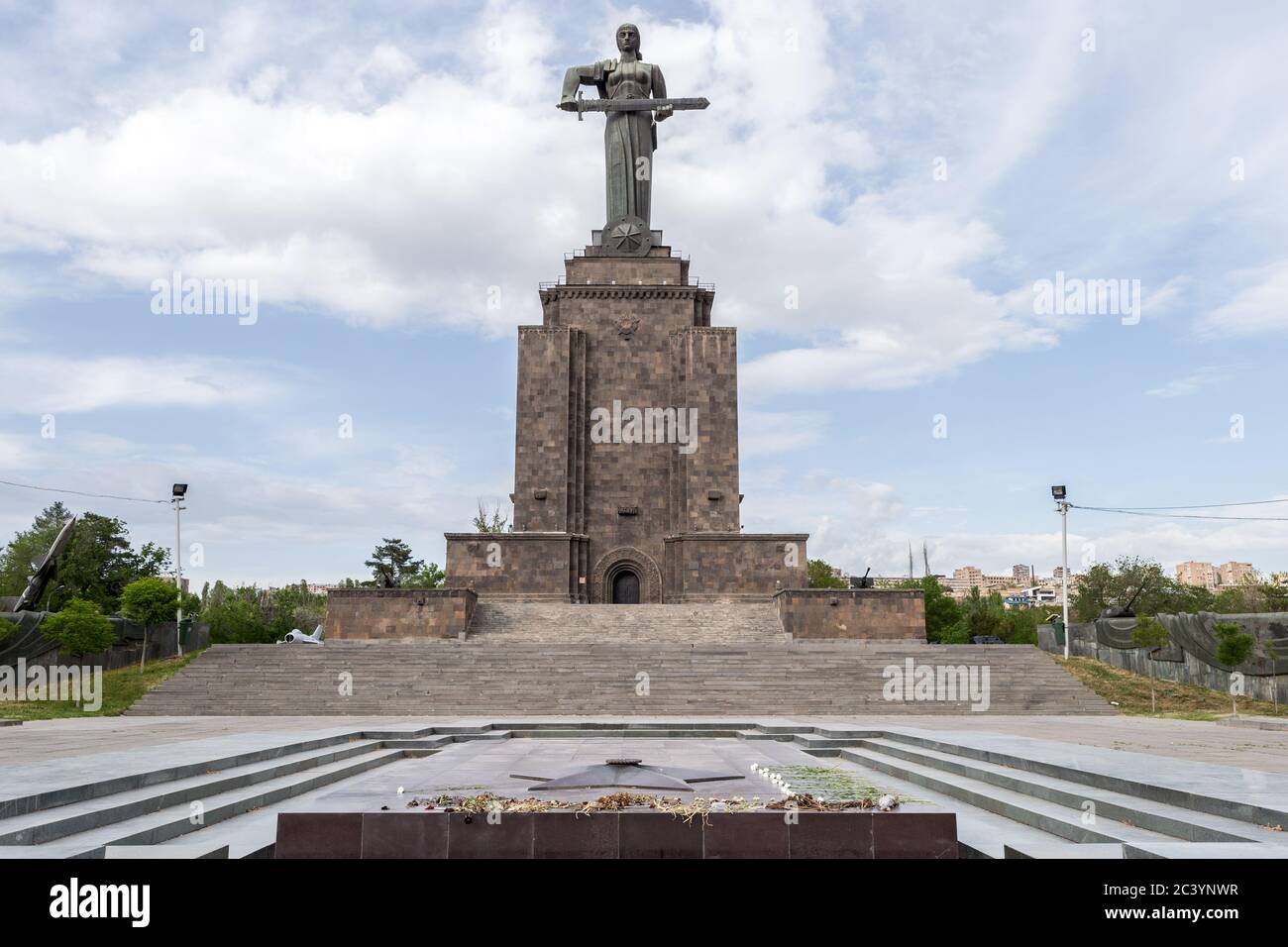 La statua di Madre Armenia & fiamma eterna per commemorare i morti di guerra della seconda guerra mondiale e la guerra in Artsakh, Victory Park, Yerevan, Armenia Foto Stock