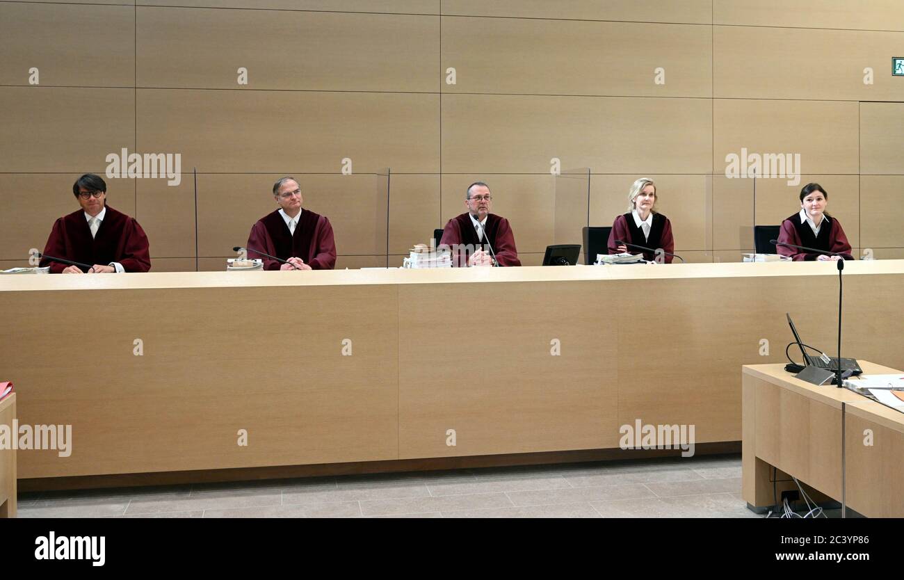 Karlsruhe, Germania. 23 Giugno 2020. Il Senato del cartello della Corte federale di giustizia (Bundesgerichtshof - BGH) con Jan Tolkmitt (l-r), Wolfgang Kirchhoff, Peter Meier-Beck (presidente), Patricia Rombach e Birgit Linder apre l'audizione nella controversia tra Facebook e il Bundeskartellamt sulla raccolta dei dati degli utenti. Credit: Uli Deck/dpa Pool/dpa/Alamy Live News Foto Stock