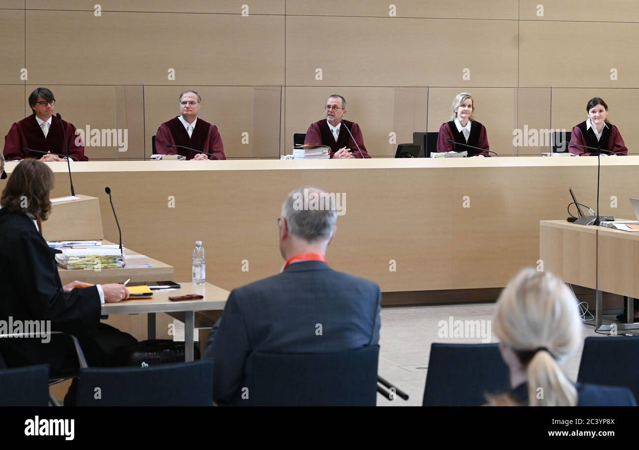 Karlsruhe, Germania. 23 Giugno 2020. Il Senato del cartello della Corte federale di giustizia (Bundesgerichtshof - BGH) con Jan Tolkmitt (l-r), Wolfgang Kirchhoff, Peter Meier-Beck (presidente), Patricia Rombach e Birgit Linder apre l'audizione nella controversia tra Facebook e il Bundeskartellamt sulla raccolta dei dati degli utenti. Credit: Uli Deck/dpa Pool/dpa/Alamy Live News Foto Stock