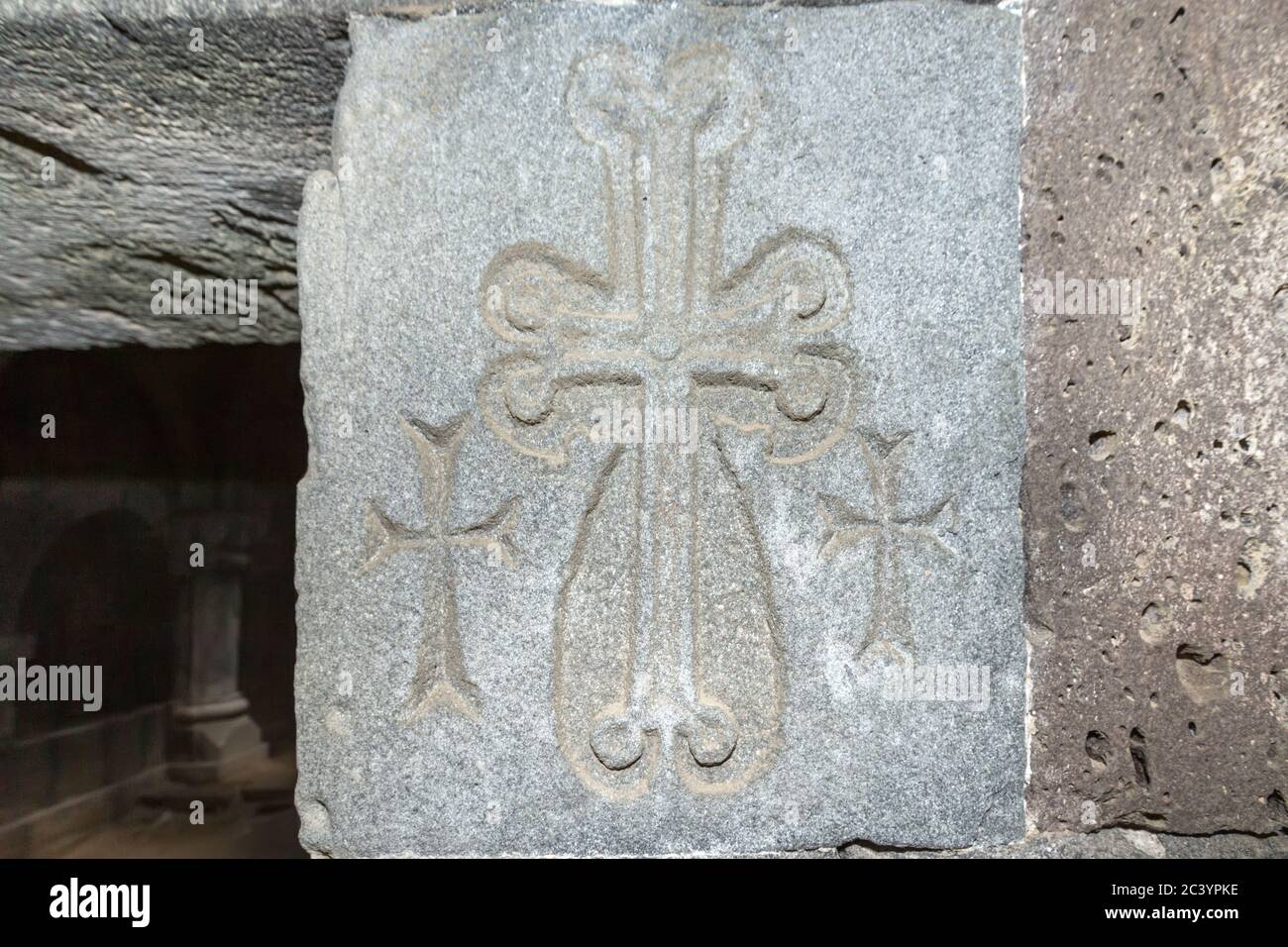 Bassorilievo di 3 croci su una croce di pietra aka khachkars, Monastero di Haghpat, regione di Lori, Armenia. Sito patrimonio dell'umanità dell'UNESCO. Foto Stock