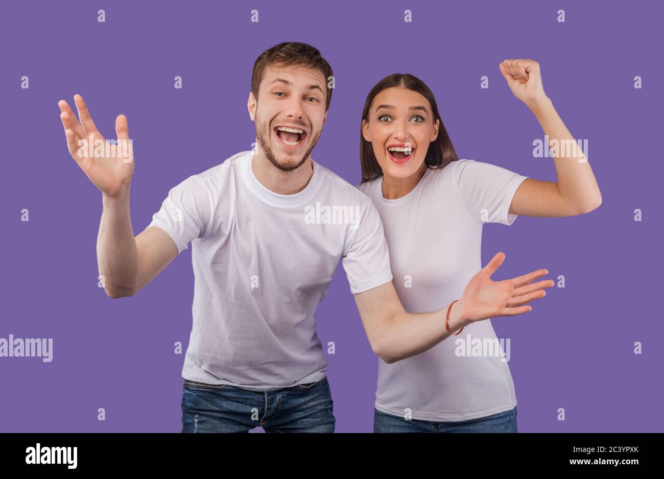 Ritratto di allegra coppia sorridente e accanita pugni Foto Stock