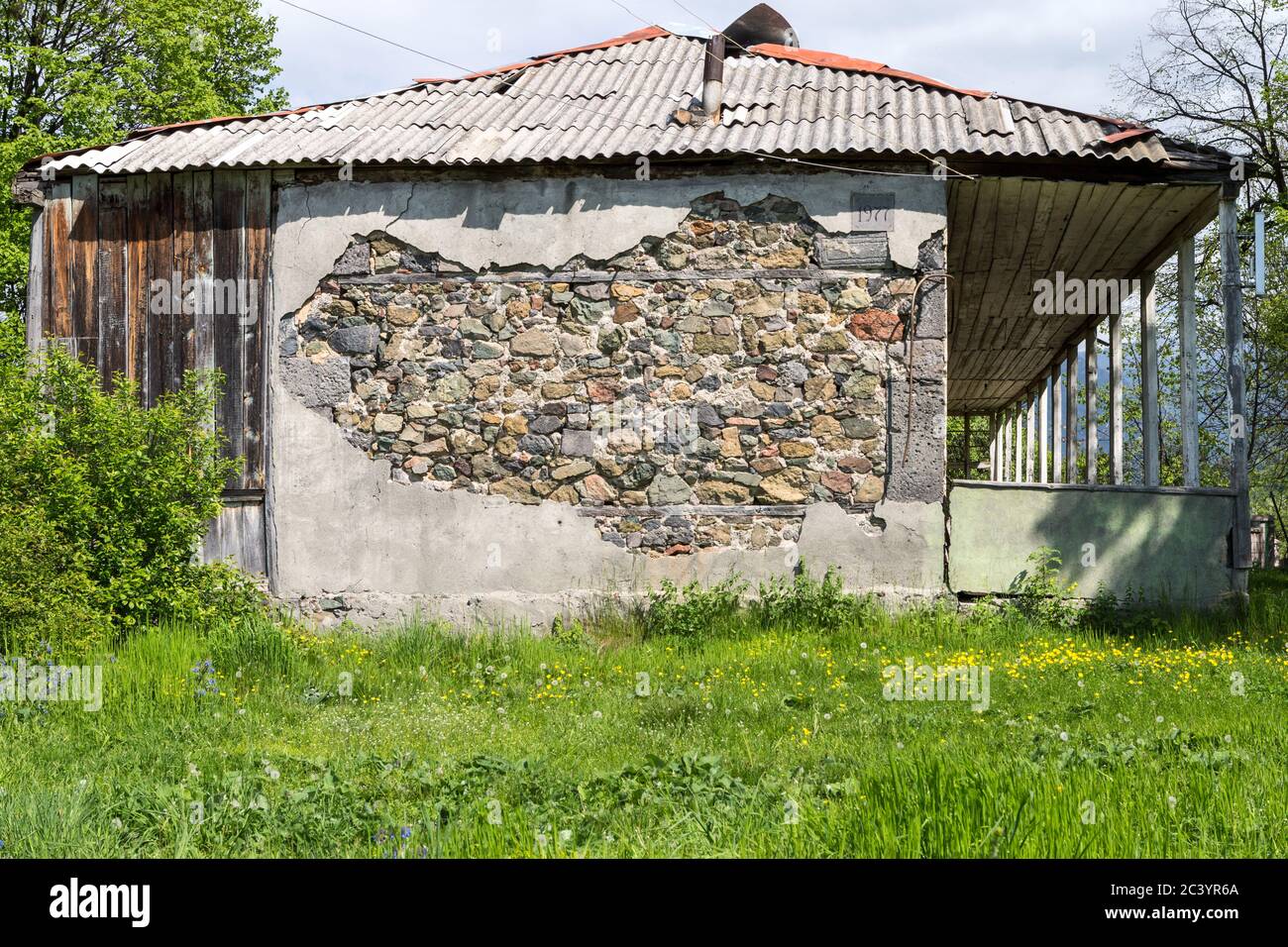 Casa adiacente al Monastero di Sanahin, Regione di Lori, Armenia. Sanahin significa 'questo 1 è oldr che quel 1'. Foto Stock