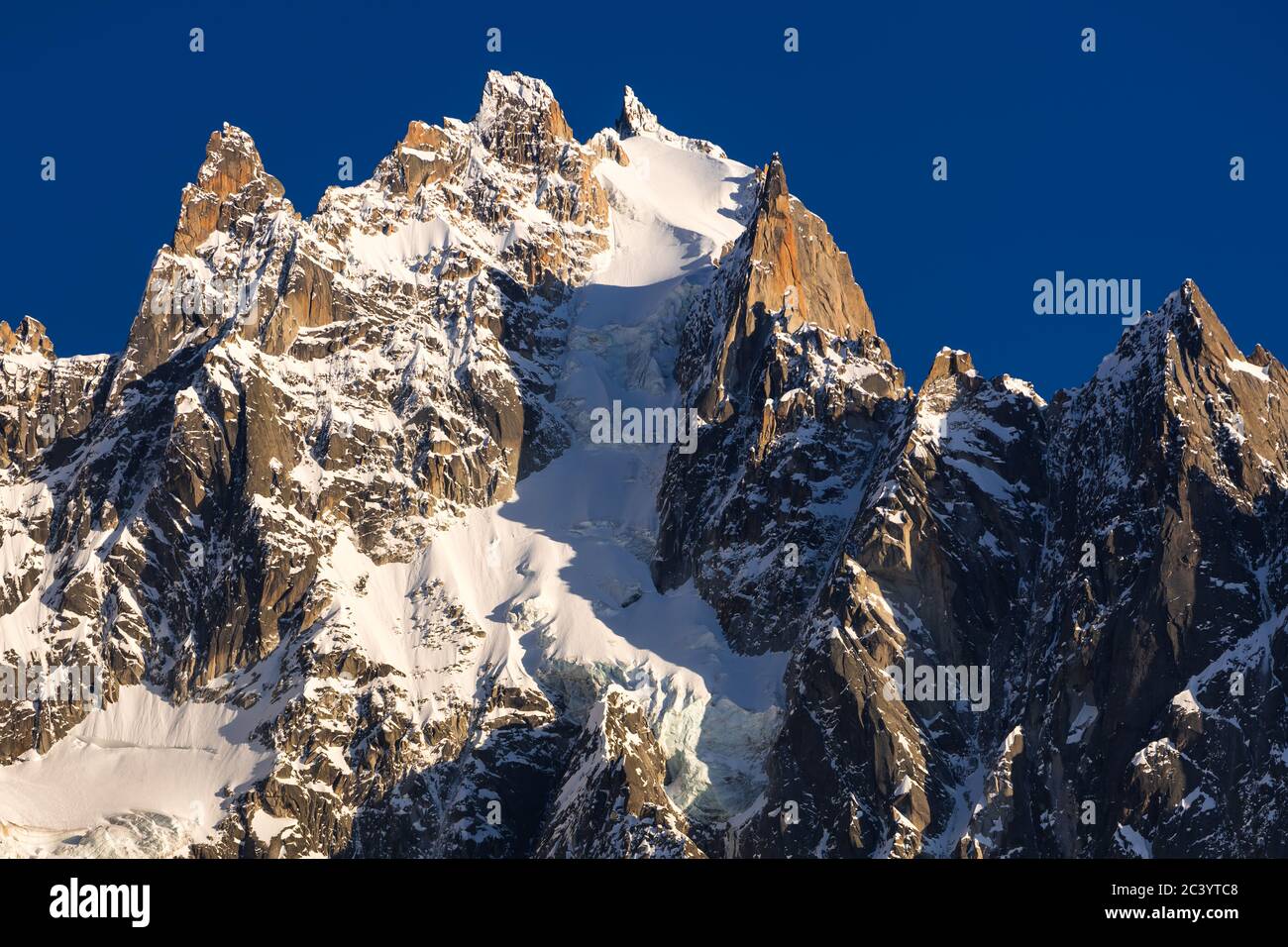 Aghi Chamonix (Aiguille du Plan e Dent du Crocodile). Catena montuosa del Monte Bianco, Chamonix, alta Savoia, Alpi, Francia Foto Stock