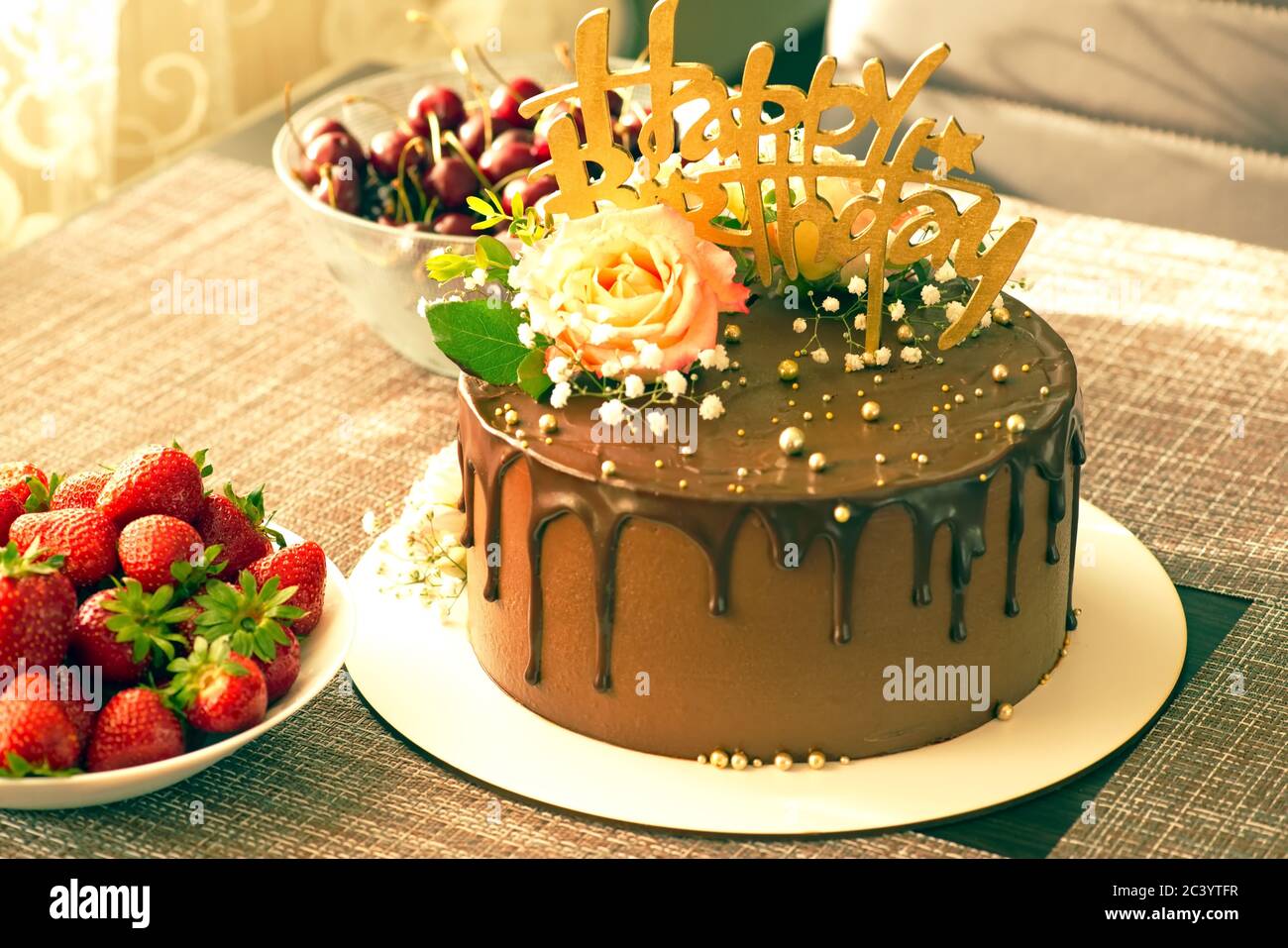 torta di compleanno di cioccolato e ciliegia con decorazione Foto Stock