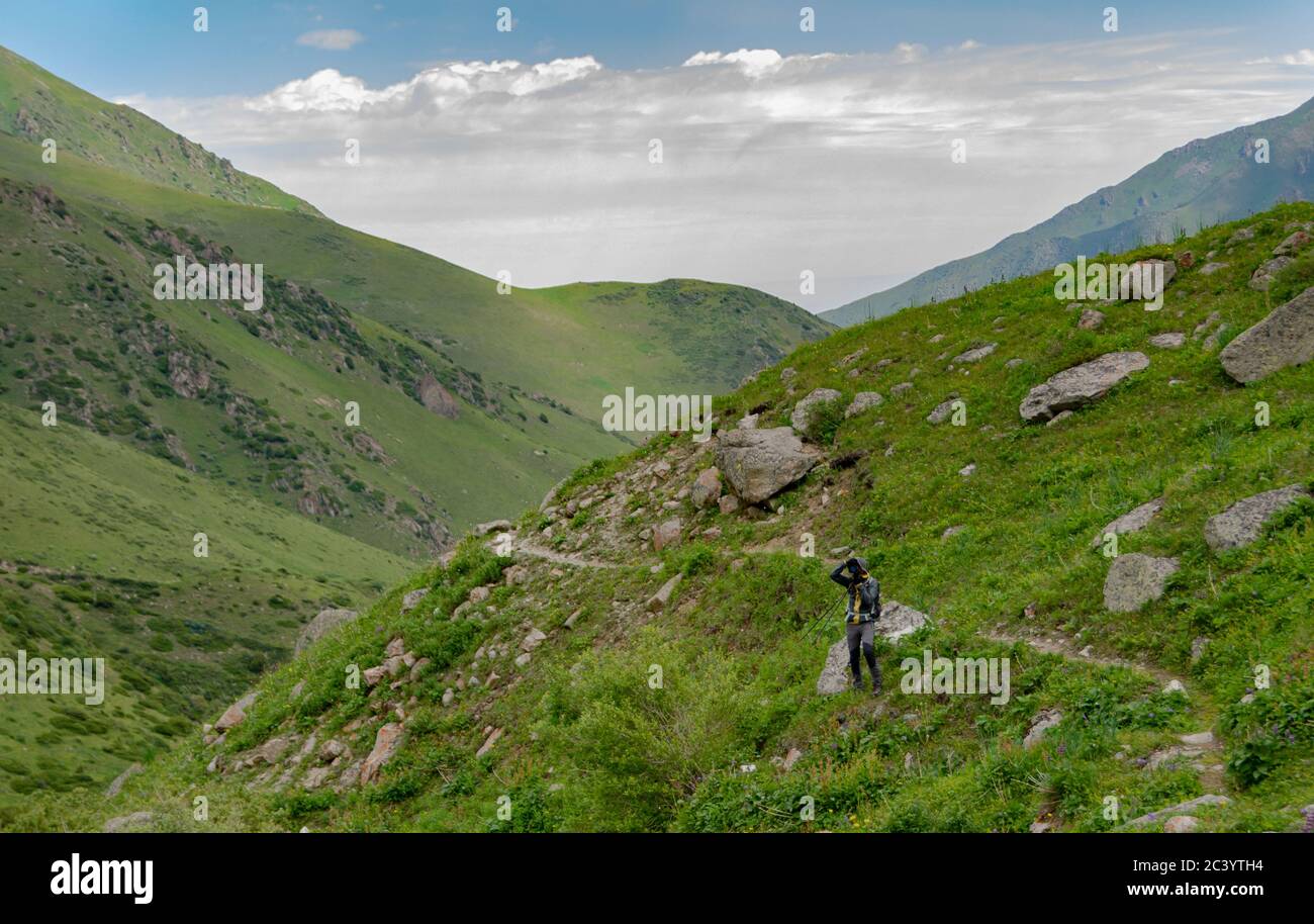 Idilliaco paesaggio estivo con sentieri escursionistici in montagna con belle montagne. Foto Stock
