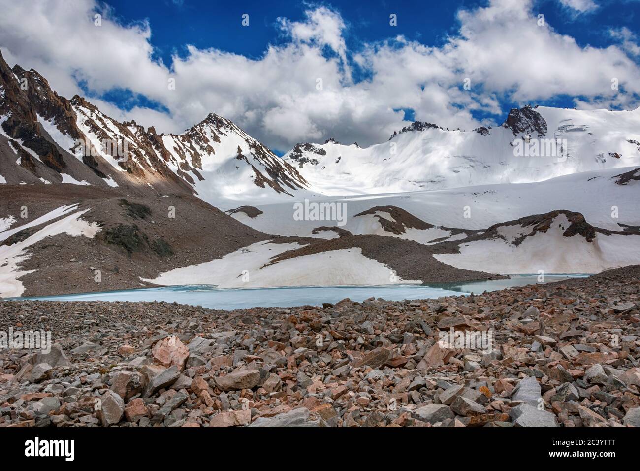 Meraviglioso paesaggio montano con lago, nuvole, cime . Vista pittoresca vicino al lago Adygine. Foto Stock