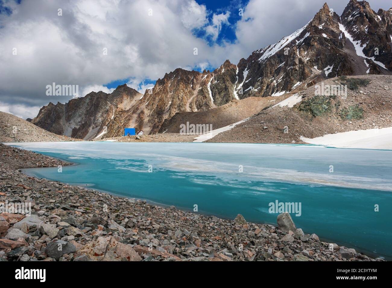 Meraviglioso paesaggio montano con lago turchese, riflesso, cime . Vista pittoresca vicino al lago Adygine. Foto Stock