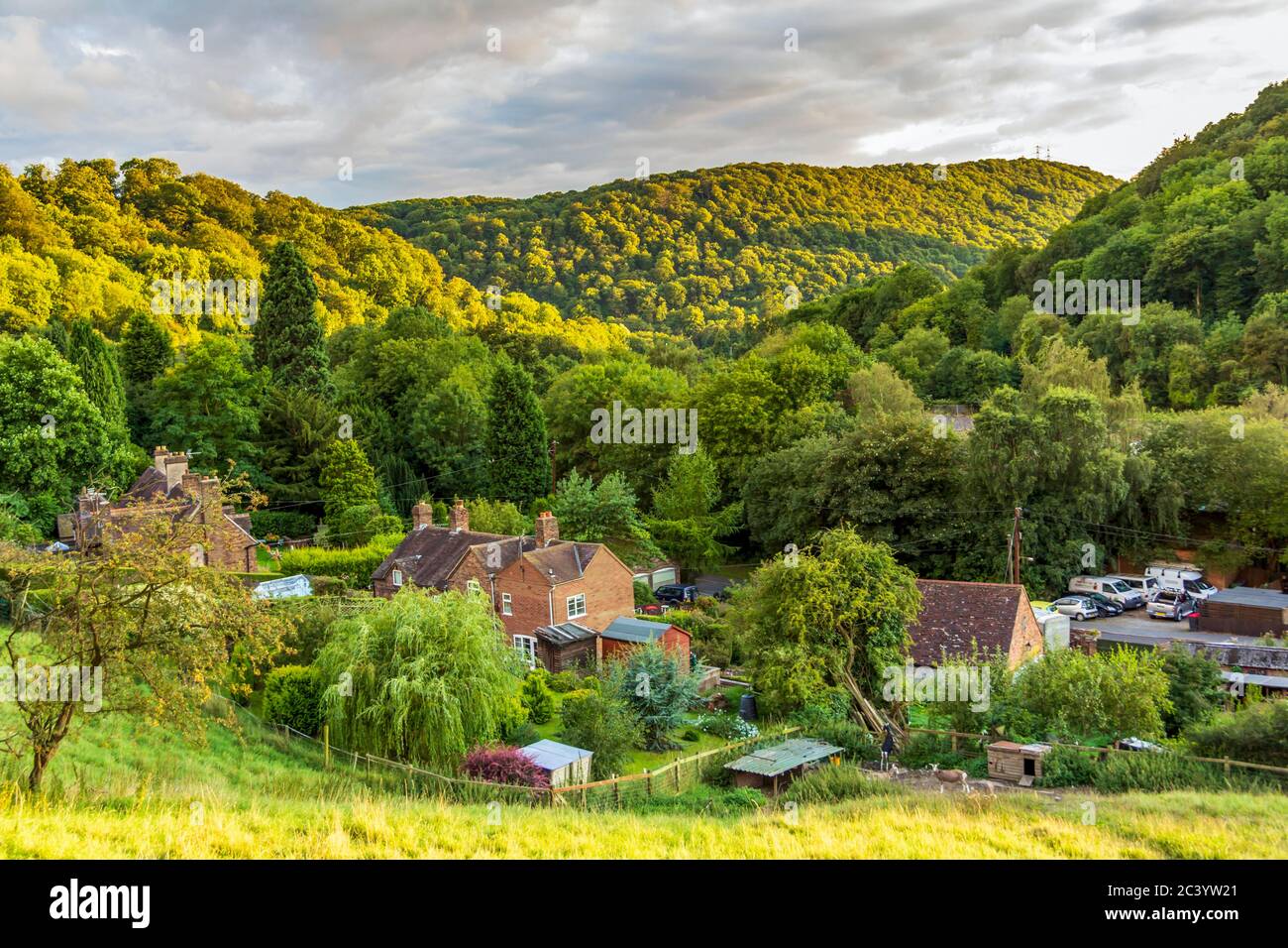 Guardando giù nella valle di Coalbrookdale e Ironbridge, Shropshire Foto Stock