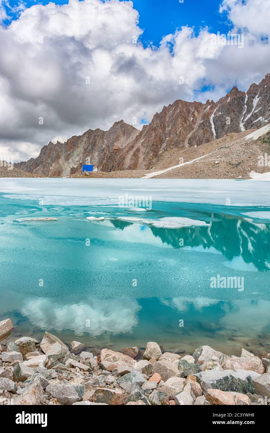 Meraviglioso paesaggio montano con lago turchese, riflesso, cime . Vista pittoresca vicino al lago Adygine. Foto Stock