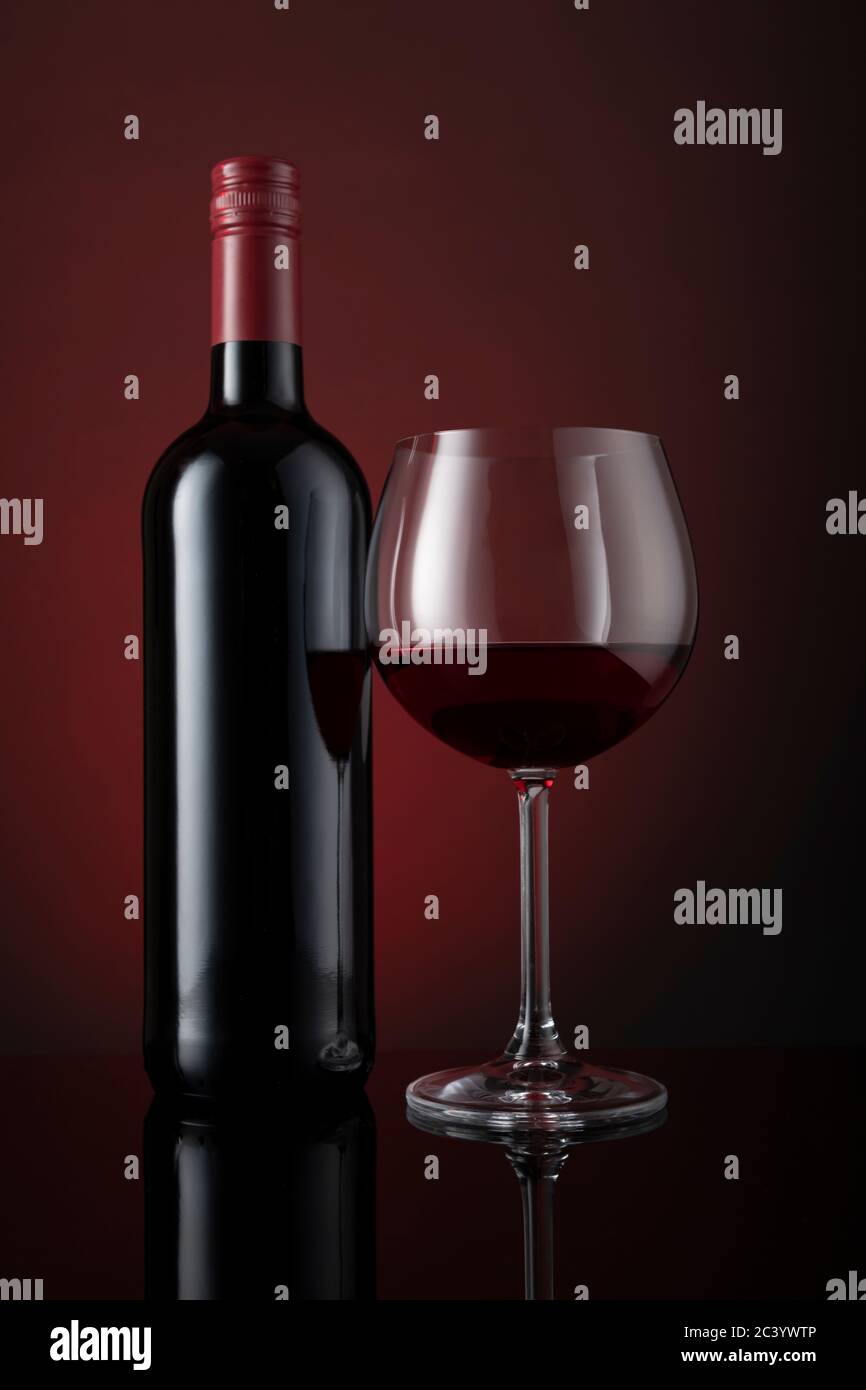 Bottiglia di vino rosso e un bicchiere Foto Stock