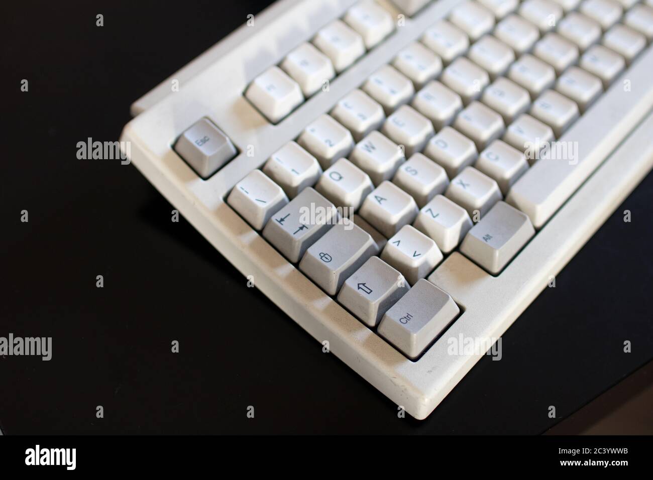 Vecchia tastiera con tasti meccanici di colore avorio e grigio. Computer dagli anni '90 Foto Stock