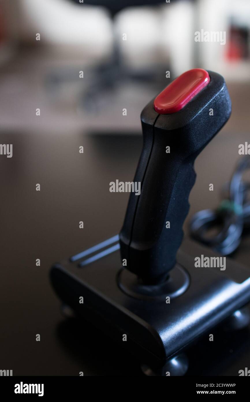 Gioco arcade joystick per computer e console dagli anni 80. Colore nero con pulsanti rossi Foto Stock
