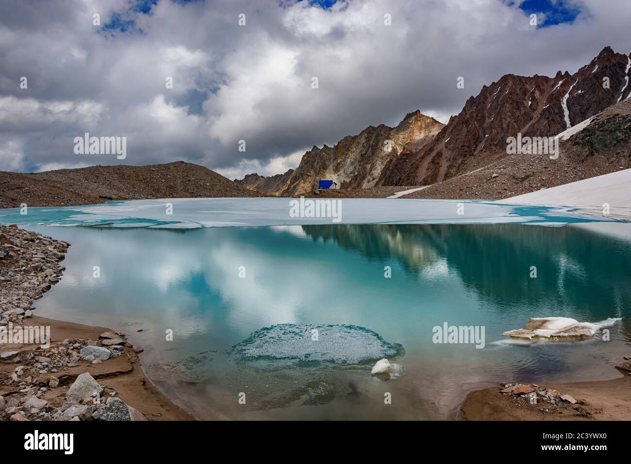 Meraviglioso paesaggio montano con lago turchese, riflesso, cime . Vista pittoresca vicino al lago Adygine. Foto Stock