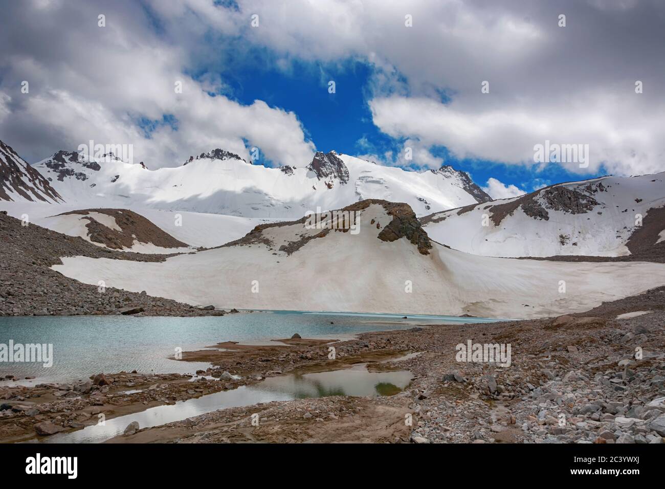 Meraviglioso paesaggio montano con lago, nuvole, cime . Vista pittoresca vicino al lago Adygine. Foto Stock