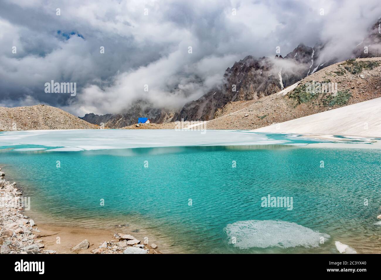 Meraviglioso paesaggio montano con lago turchese, riflesso, cime . Vista pittoresca vicino al lago Adygine. Foto Stock