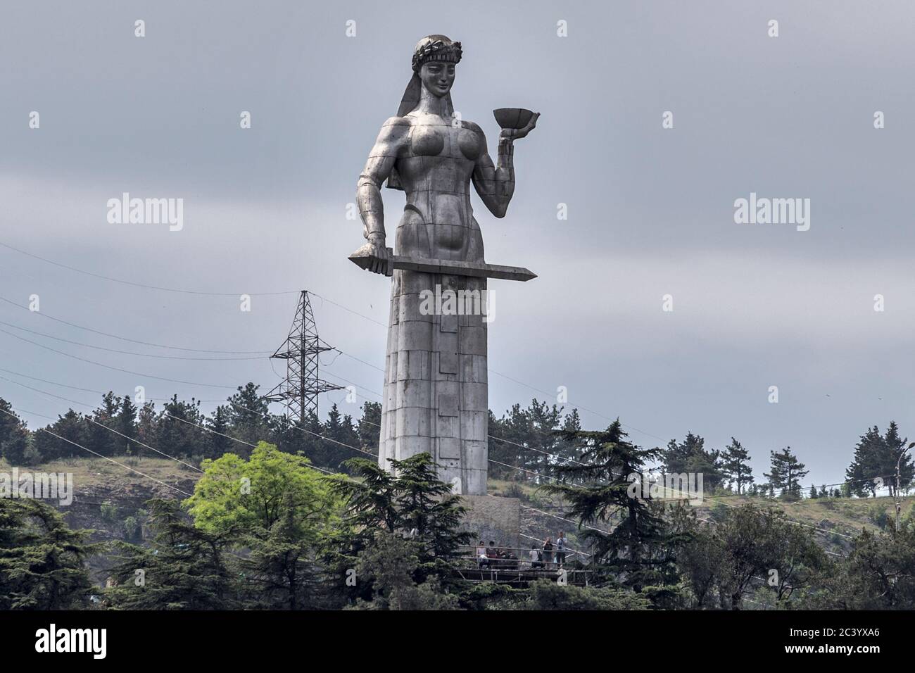 Kartlis Deda aka Madre di un Kartli o Madre della Georgia è un monumento nella capitale della Georgia Tbilisi. Eretto sulla collina Sololaki nel 1958, 1500° anniver Foto Stock