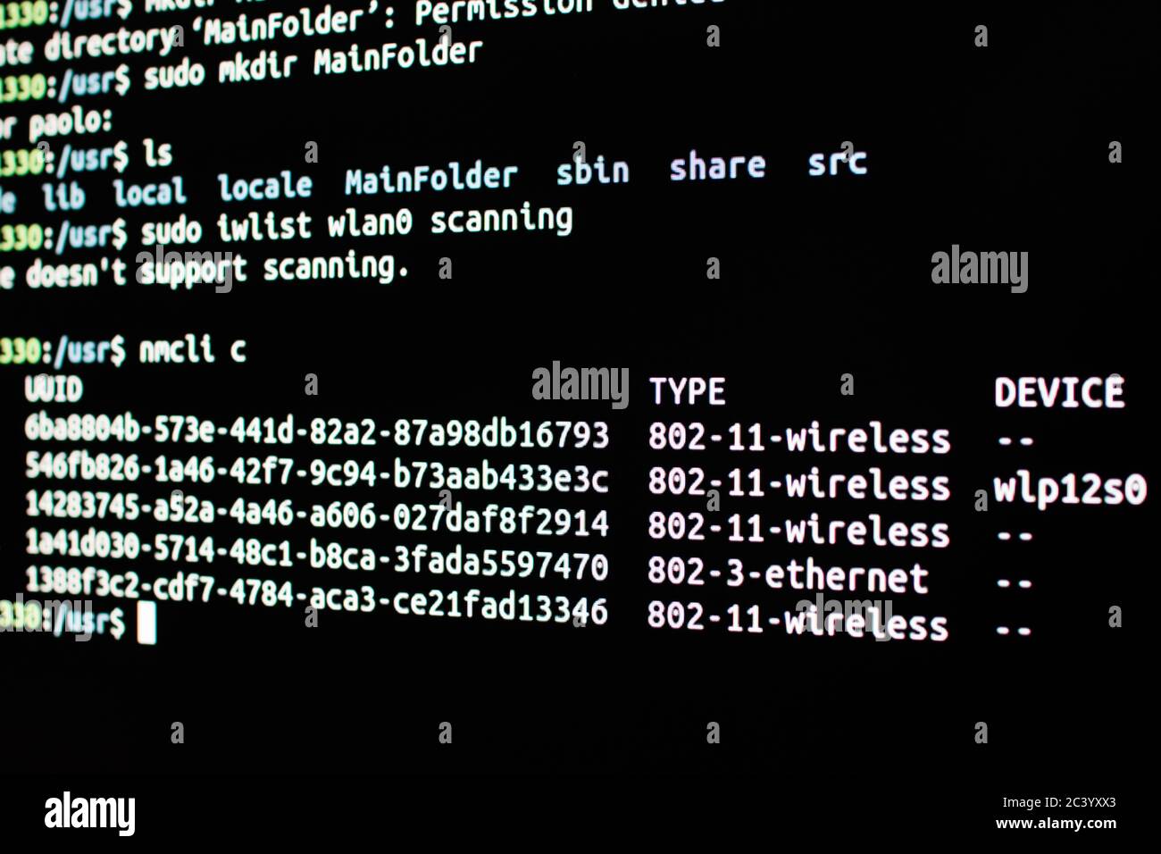 Scansione delle reti wifi disponibili con livello di sicurezza e potenza del segnale. Analisi delle reti wifi da terminale connesso tramite protocollo ssh Foto Stock