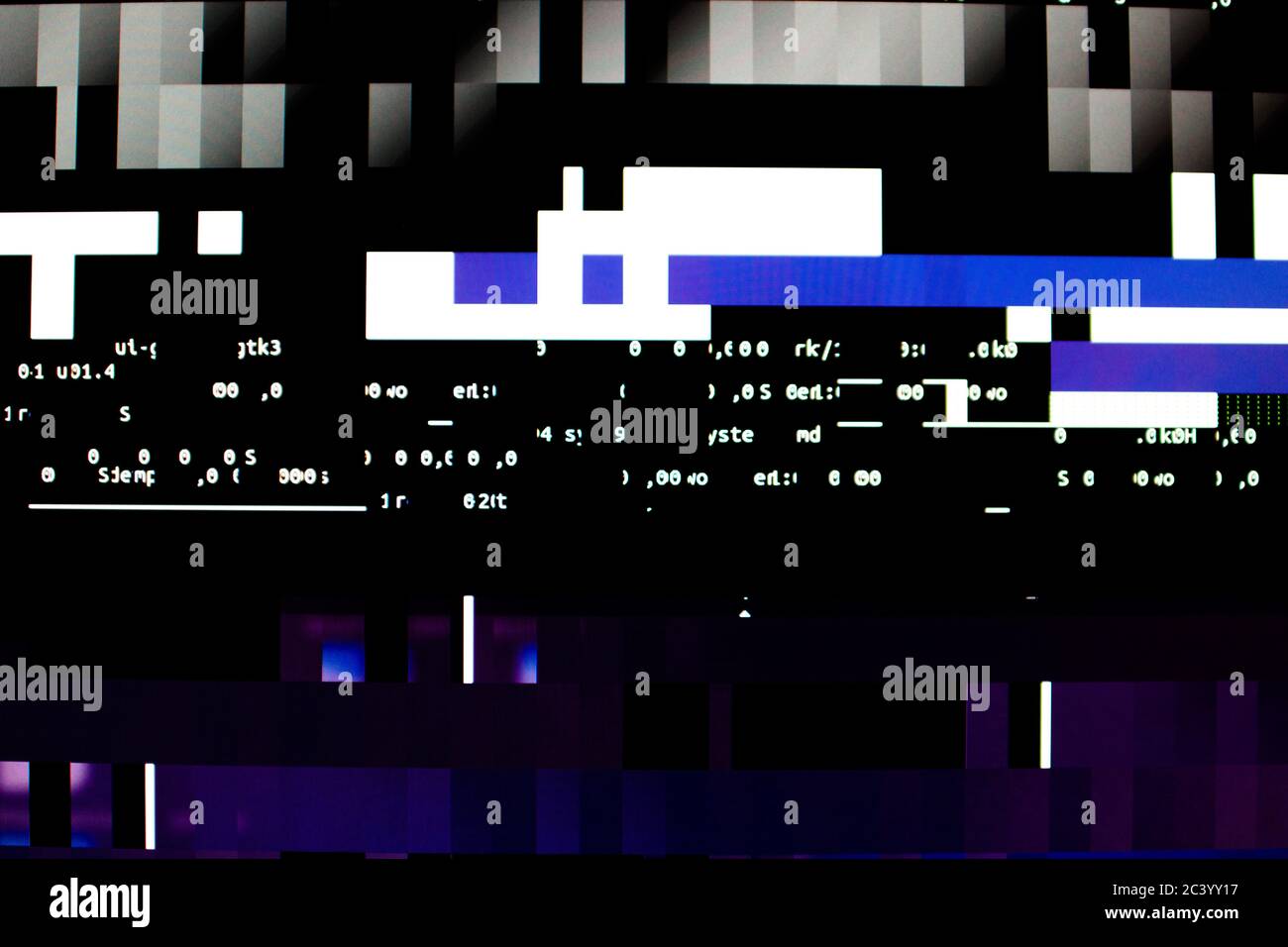 Il sistema operativo si è bloccato dopo un sovraccarico di memoria. Presenza di segnali di colore viola, blu e bianco sul monitor e di codici diffusi. Sistema e scheda grafica Foto Stock