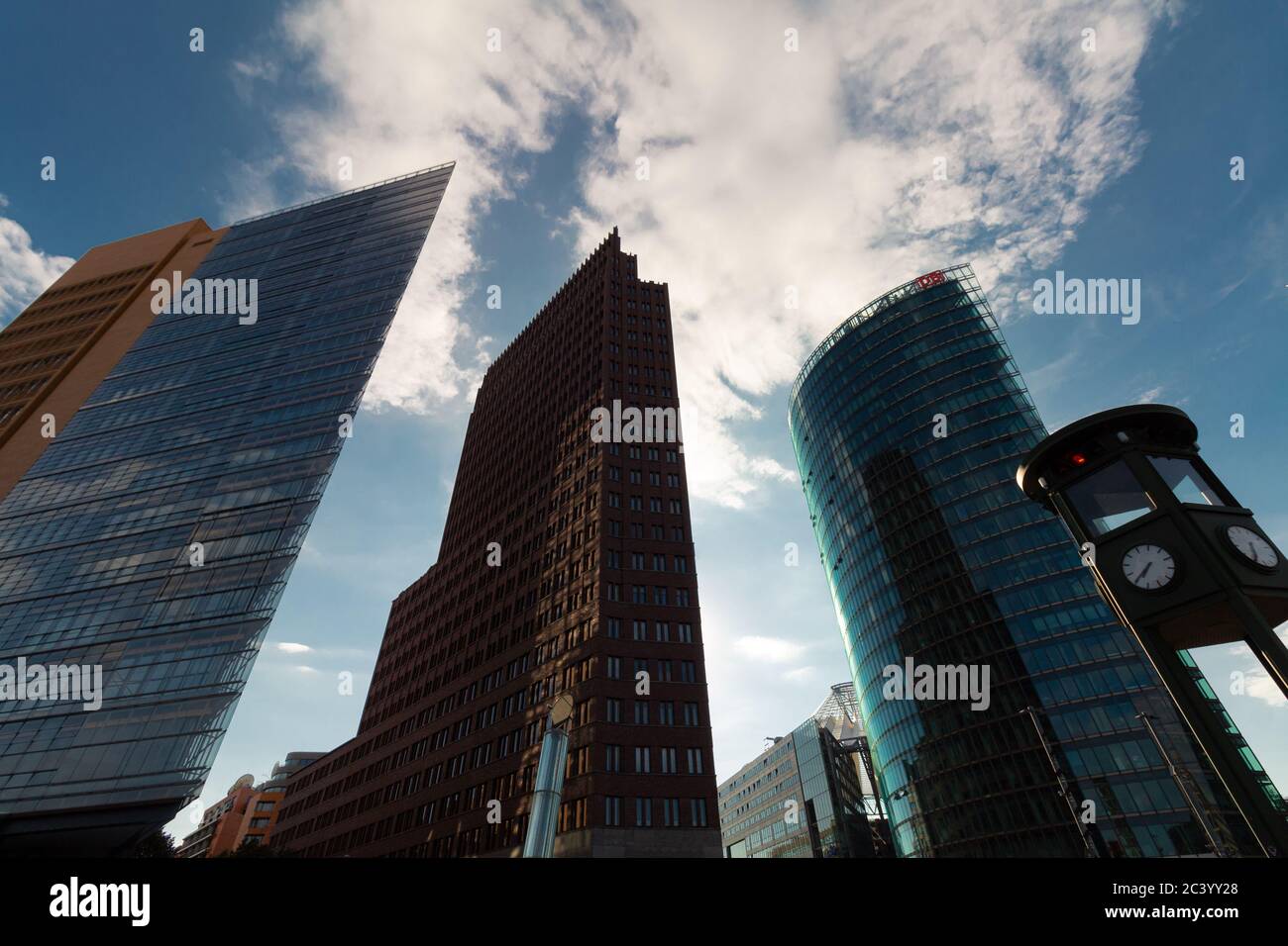 Potsdamer Platz, una delle piazze più famose di Berlino, con i famosi grattacieli Foto Stock Potsdamer Platz, una delle piazze più famose di Berlino, con i famosi grattacieli Foto Stock