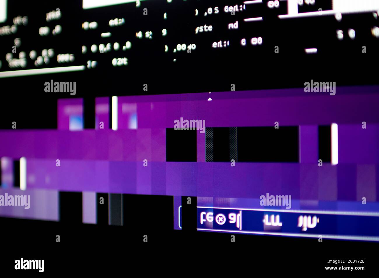 Il sistema operativo si è bloccato dopo un sovraccarico di memoria. Presenza di segnali di colore viola, blu e bianco sul monitor e di codici diffusi. Sistema e scheda grafica Foto Stock