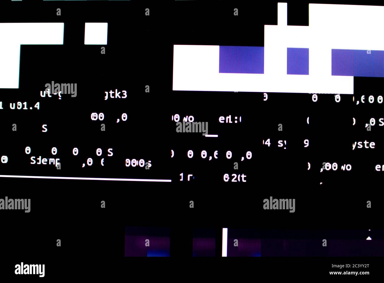 Il sistema operativo si è bloccato dopo un sovraccarico di memoria. Presenza di segnali di colore viola e bianco sul monitor e di codici diffusi. Blocco del sistema e della scheda grafica Foto Stock
