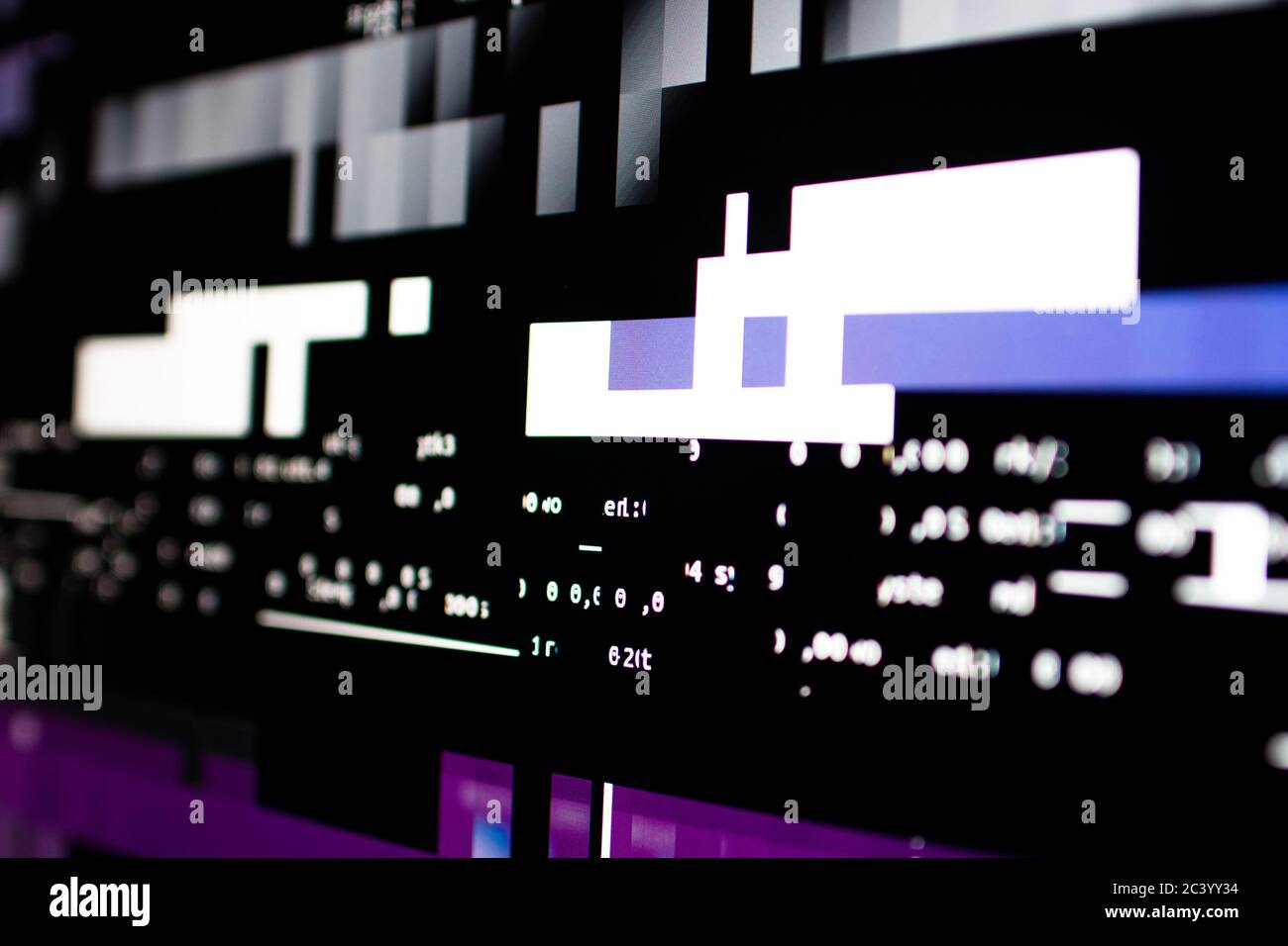 Il sistema operativo si è bloccato dopo un sovraccarico di memoria. Presenza di segnali di colore viola e bianco sul monitor e di codici diffusi. Blocco del sistema e della scheda grafica Foto Stock