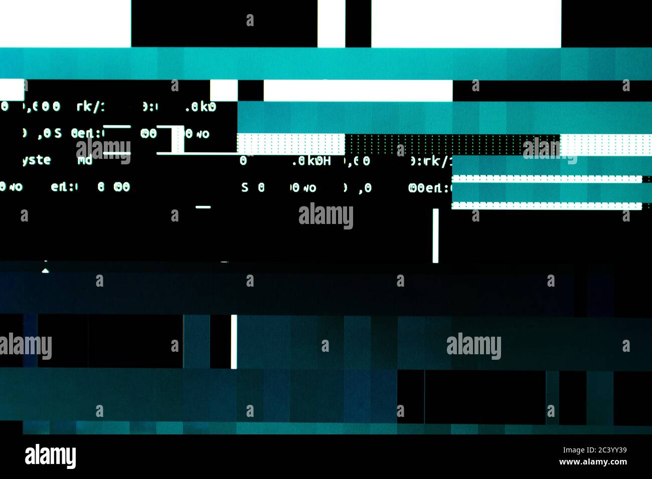 Sovraccarico della scheda grafica su un computer. Segnali e codice sullo schermo Foto Stock
