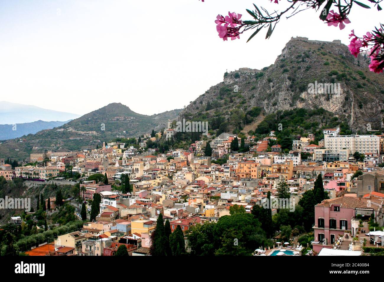 Panoramica della città di Taormina, con il vulcano Etna (Sicilia / Italia) Foto Stock