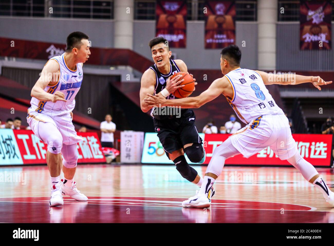 Il cestista cinese Guo Ailun di Liaoning Flying Leopards, al centro, mantiene la palla durante una partita alla prima fase della ripresa della Chinese Basketball Association (CBA) contro Beijing Shougang Ducks, città di Qingdao, provincia di Shandong, nella Cina orientale, 20 giugno 2020. Pechino Shougang Ducks sconfisse Liaoning Flying Leopards con 91-82. La lega di basket cinese è ripartita dopo un periodo di quasi cinque mesi di chiusura, con meno giocatori stranieri e nessun tifoso in tribuna. Il CBA è stato sospeso il 24 gennaio, una settimana prima che fosse previsto il ritorno dopo una pausa primaverile alla fine della re Foto Stock