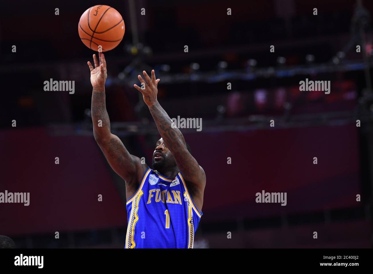 Il giocatore professionista americano di basket Tywon Ronell Lawson di Fujian SBS Xunxing Sturgeons spara durante una partita alla prima fase della ripresa della Chinese Basketball Association (CBA) contro i Beijing Royal Fighters, città di Dongguan, provincia del Guangdong della Cina meridionale, 21 giugno 2020. I combattenti reali di Pechino sono stati sconfitti da Fujian SBS Xunxing Sturgeons con 108-121. La lega di basket cinese è ripartita dopo un periodo di quasi cinque mesi di chiusura, con meno giocatori stranieri e nessun tifoso in tribuna. Il CBA è stato sospeso il 24 gennaio, una settimana prima che fosse previsto il ritorno dopo una pausa primaverile al Foto Stock