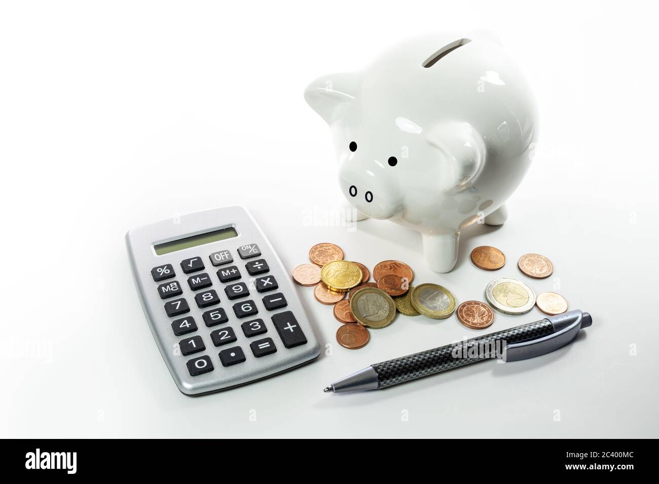 Bianco ceramica porcellana banca con monete e una calcolatrice su uno sfondo chiaro, concetto di economia per la finanza, business e risparmio di denaro, copia spazio Foto Stock